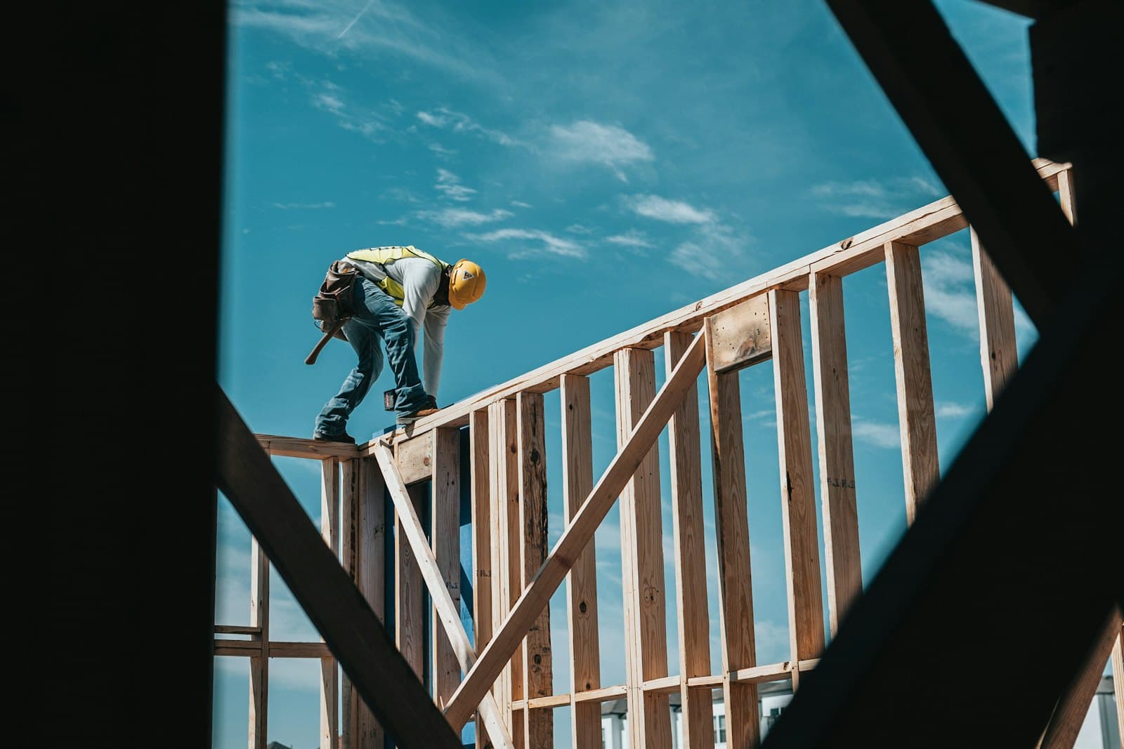 Charpentier sur une ossature de maison
