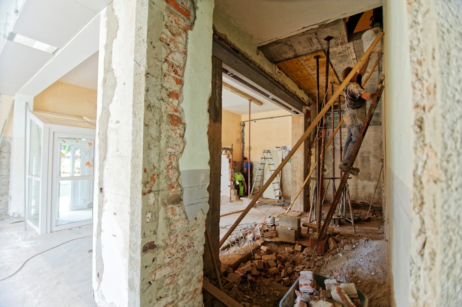 Pièce en cours de rénovation, murs à nu