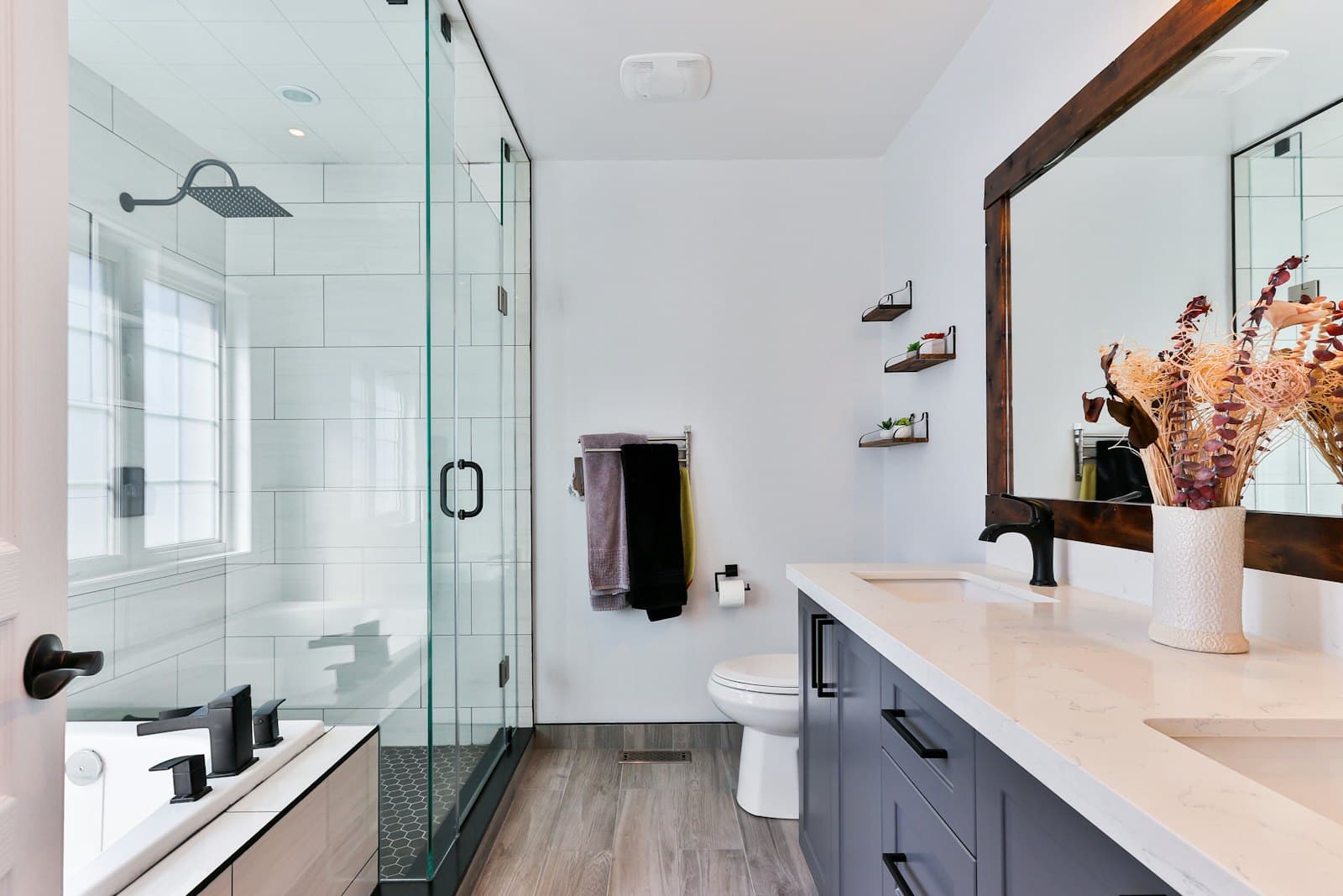 Salle de bain rénovée avec douche vitrée