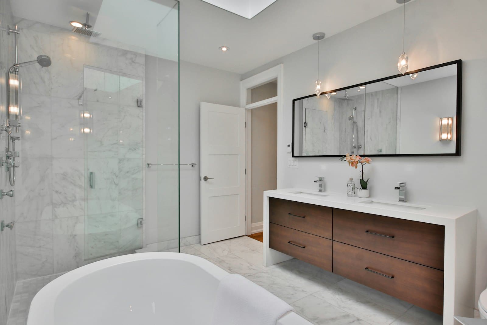 Salle de bain avec baignoire et douche à l'italienne